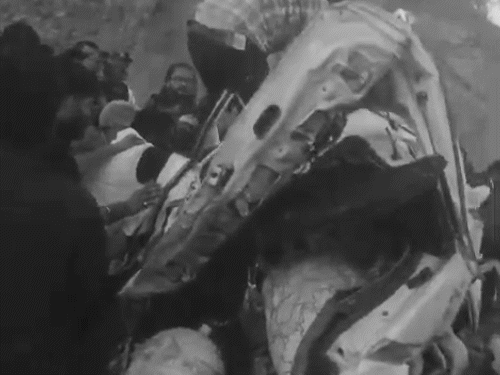 फॉर्च्यूनर कार टक्कर के बाद एक ओर पलट गई। उसमें फंसे घायलों निकालने में सबसे ज्यादा देर लगी।