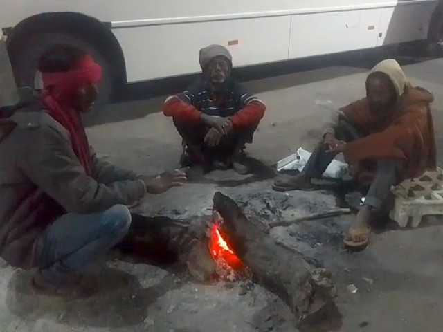 Cold wave in Manendragarh, night shelter not yet open | मनेंद्रगढ़ में शीतलहर, रैनबसेरा अब तक नहीं खुला: लोग अलाव का ले रहे सहारा, यात्रियों को हो रही परेशानी - Manendragarh-Chirmiri-Bharatpur News 2 ca98259e d9f7 4f34 adc1 c5df4ba1f455 1765689716529