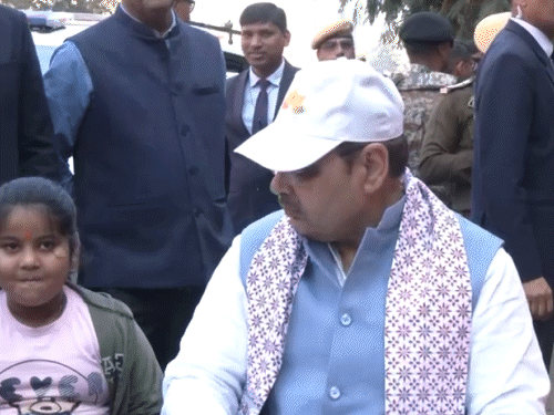 कार्यक्रम से लौटते समय सीएम ने चौड़ा रास्त में रूककर एक दुकान पर आमजन के साथ चाय पी, वेंडर्स के साथ संवाद किया और डिजिटल पेमेंट किया।