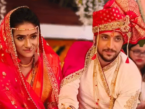 शादी में किंशुक ने क्रीम और रेड कलर की शेरवानी पहनी थी, जबकि दीक्षा पारंपरिक महाराष्ट्रीयन लुक में नजर आई थीं।