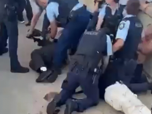 গুলিবিদ্ধ হয়ে আহত দুই সন্ত্রাসীকে সিপিআর দিতে দেখা গেছে পুলিশকে। একজন সন্ত্রাসী মারা গেলেও অপরজনের অবস্থা আশঙ্কাজনক।