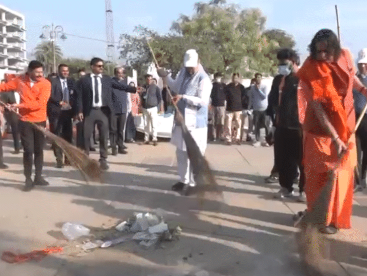 सीएम ने जलमहल की पाल पर झाडू लगाकर और कचरा एकत्रित करके मौजूद लोगों को स्वच्छता की शपथ दिलाई।
