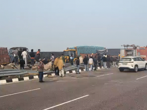 रोहतक के महम क्षेत्र में हुए हादसे के बाद खड़े वाहन।