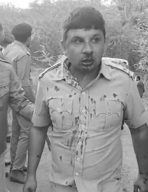 हमले के बाद गांव पहुंचा अतिरिक्त पुलिस बल घायल पुलिसकर्मियों को अस्पताल ले जाता हुआ।