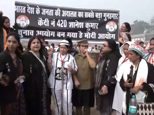 कांग्रेस कार्यकर्ता मुख्य चुनाव आयुक्त ज्ञानेश कुमार के विरोध में बैनर लेकर पहुंचे।