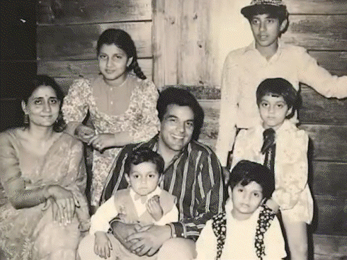 सनी, बॉबी, अजीता, विजेता और पहली पत्नी प्रकाश कौर के साथ धर्मेंद्र।