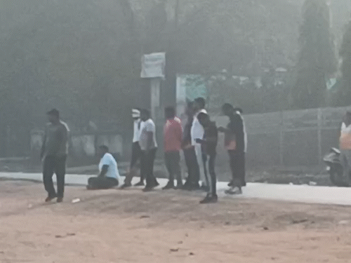 कोरबा में भी शीतलहर जारी है। सुबह कोहरा छाया हुआ था।