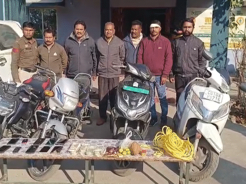 पुलिस 3 लोगों की हत्या के 6 आरोपियों को गिरफ्तार कर लिया है।