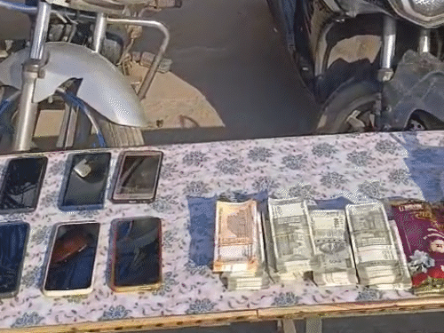 आरोपियों के पास से नायलॉन रस्सी, तंत्र-मंत्र सामग्री, मोबाइल, कैश बरामद किया गया है।