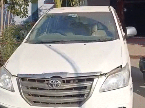 पुलिस ने इनोवा कार और बाइक भी जब्त किया है।