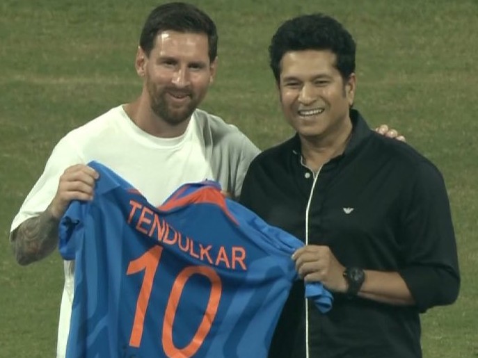 मुंबई में सचिन तेंदुलकर के साथ लियोनल मेसी। - Dainik Bhaskar