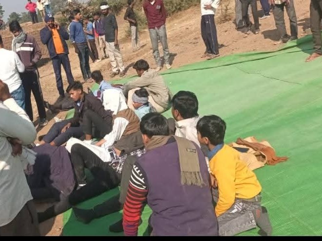रुग्णवाहिका येण्यापूर्वी जखमी मुलांची काळजी घेणारे ग्रामस्थ.