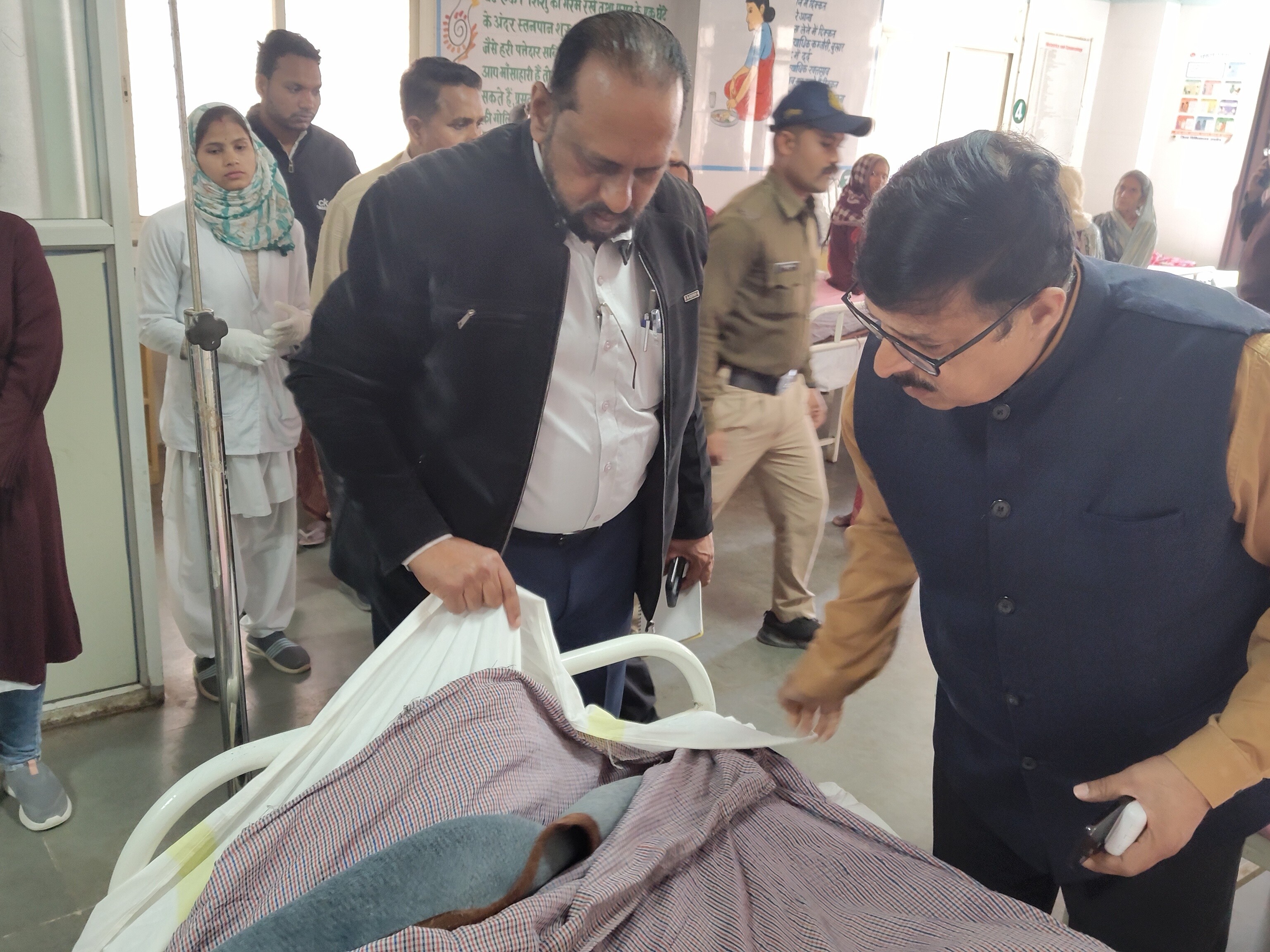 टीम मे अस्पताल के वार्डों का निरीक्षण किया।