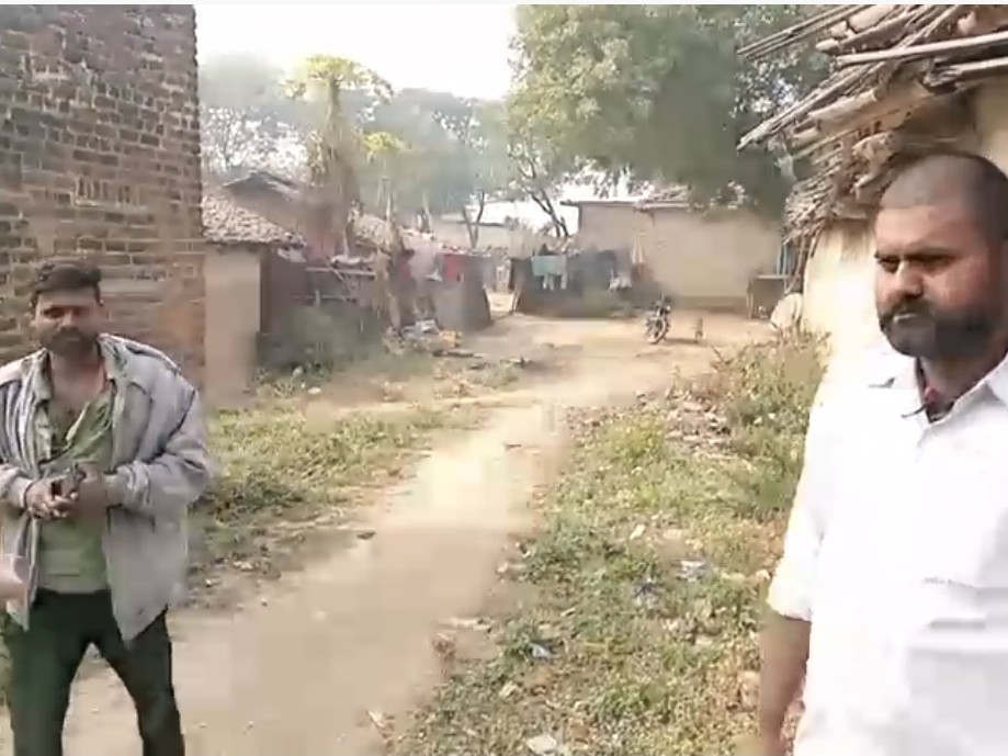 मौके पर पहुंचे सरपंच और अन्य ग्रामीण।