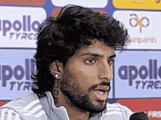 धर्मशाला में मीडिया से बात करते भारतीय बल्लेबाज तिलक वर्मा।