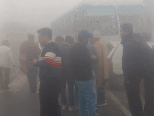 हिसार में हादसे के बाद सड़क पर खड़ी रोडवेज बस की सवारी।