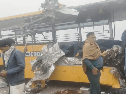 चरखी दादरी में हुए हादसे में क्षतिग्रस्त स्कूल बस।