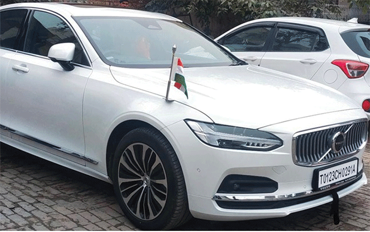 यह तस्वीर 7 जनवरी 2023 की है। एस्कॉर्ट गाड़ी की टक्कर के बाद मंत्री अनिल विज की वॉल्वो गाड़ी पीछे से क्षतिग्रस्त हो गई थी।