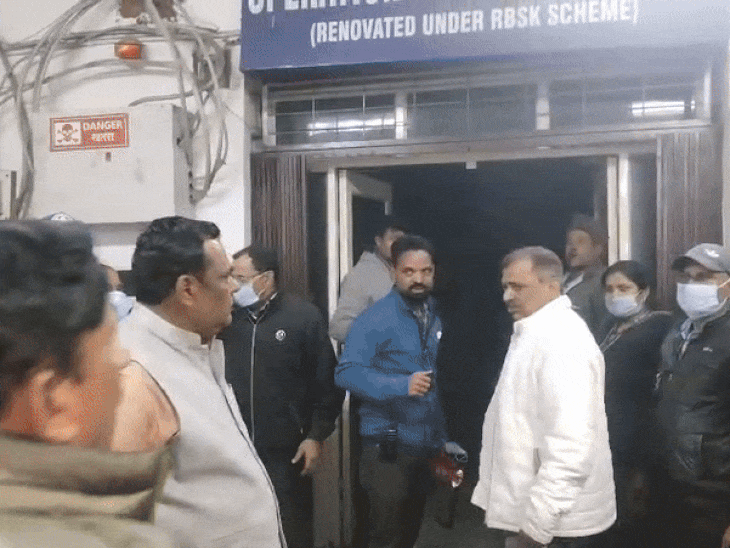 आग लगने से ऑपरेशन थियेटर में हड़कंप मच गया।