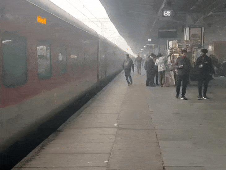 हटिया–जगदलपुर (15027) में 21 दिसंबर को स्लीपर में 40 और थर्ड एसी में 7 वेटिंग दर्ज है।