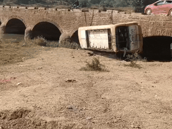 रस्ता देताना बस अनियंत्रित होऊन थेट नदीत कोसळली.