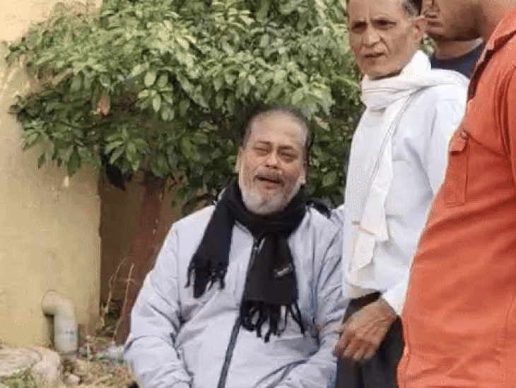 मृतक प्रधान आरक्षक दीपक श्रीवास के ससुर परवेज मथुरिया घटना के बाद विलाप करते हुए।