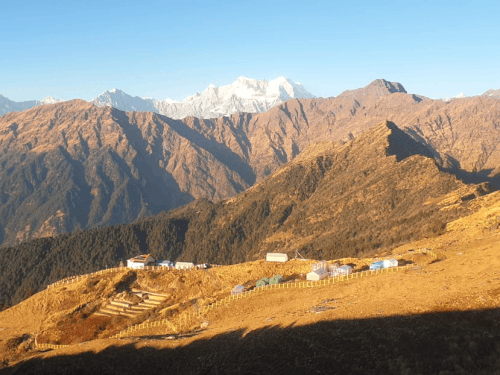 কেদারনাথ মন্দিরের পেছনের অংশ এবং তুঙ্গনাথ এলাকায় এক মাস ধরে তুষারপাত হয়নি।