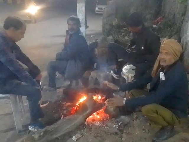 Cold wave in Manendragarh, night shelter not yet open | मनेंद्रगढ़ में शीतलहर, रैनबसेरा अब तक नहीं खुला: लोग अलाव का ले रहे सहारा, यात्रियों को हो रही परेशानी - Manendragarh-Chirmiri-Bharatpur News 1 febb1a0f 7bc2 4140 be8b e9c3acd33ff7 1765689716530