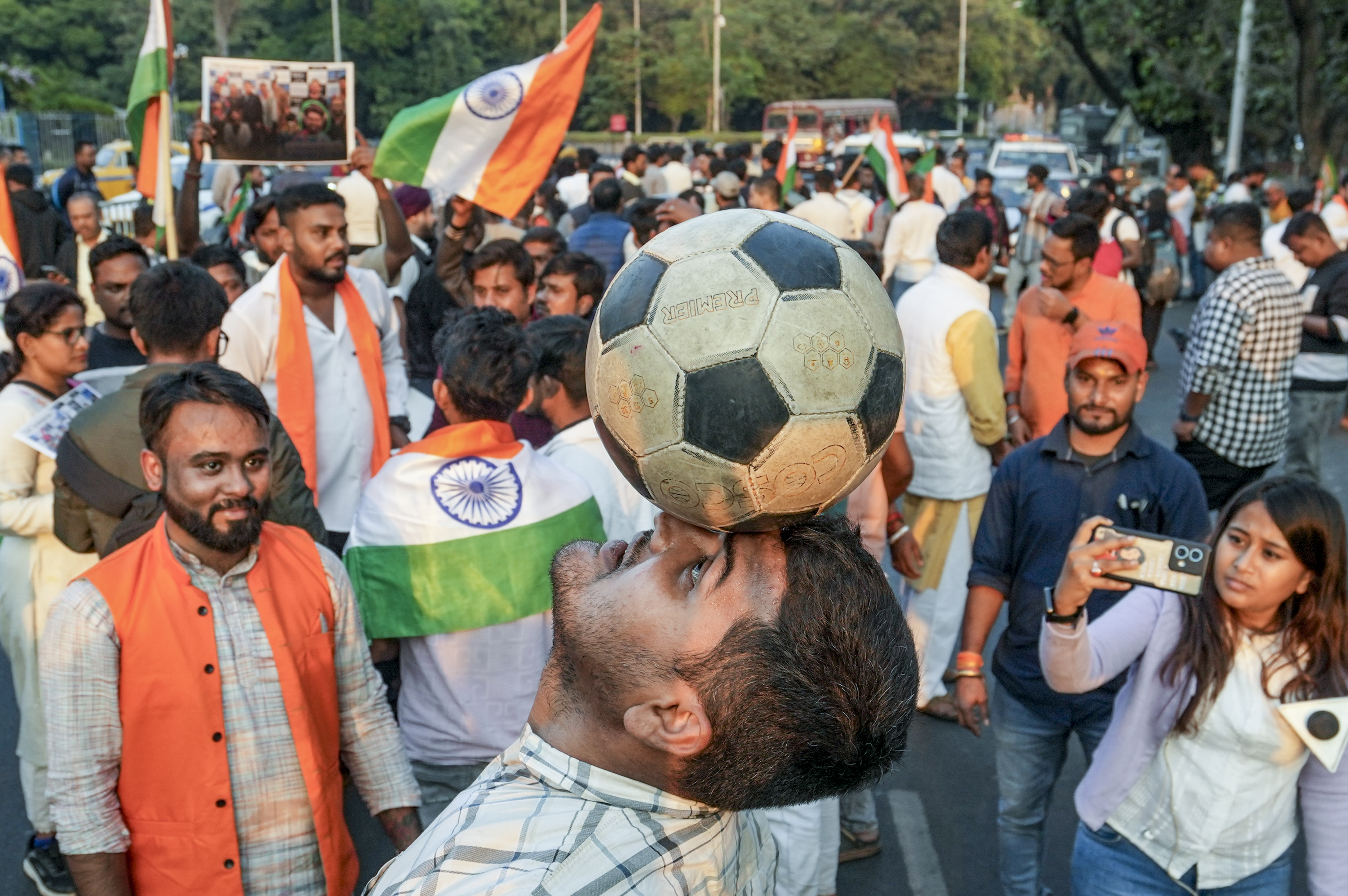 वानखेड़े स्टेडियम के बाहर फुटबॉल से खेलते फैंस।