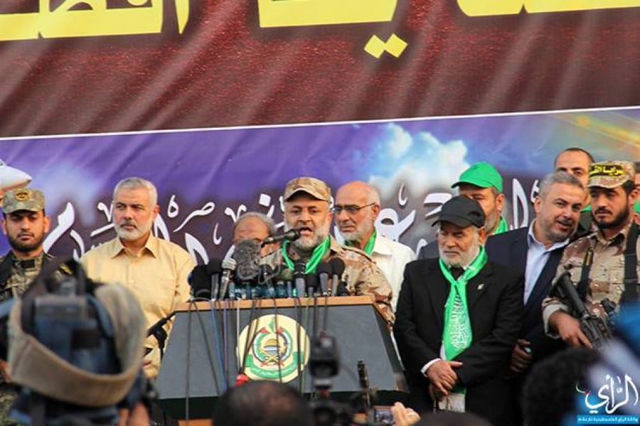 राएद (माइक पर बोलते हुए) हमास अल-कासिम ब्रिगेड का प्रमुख कमांडर था