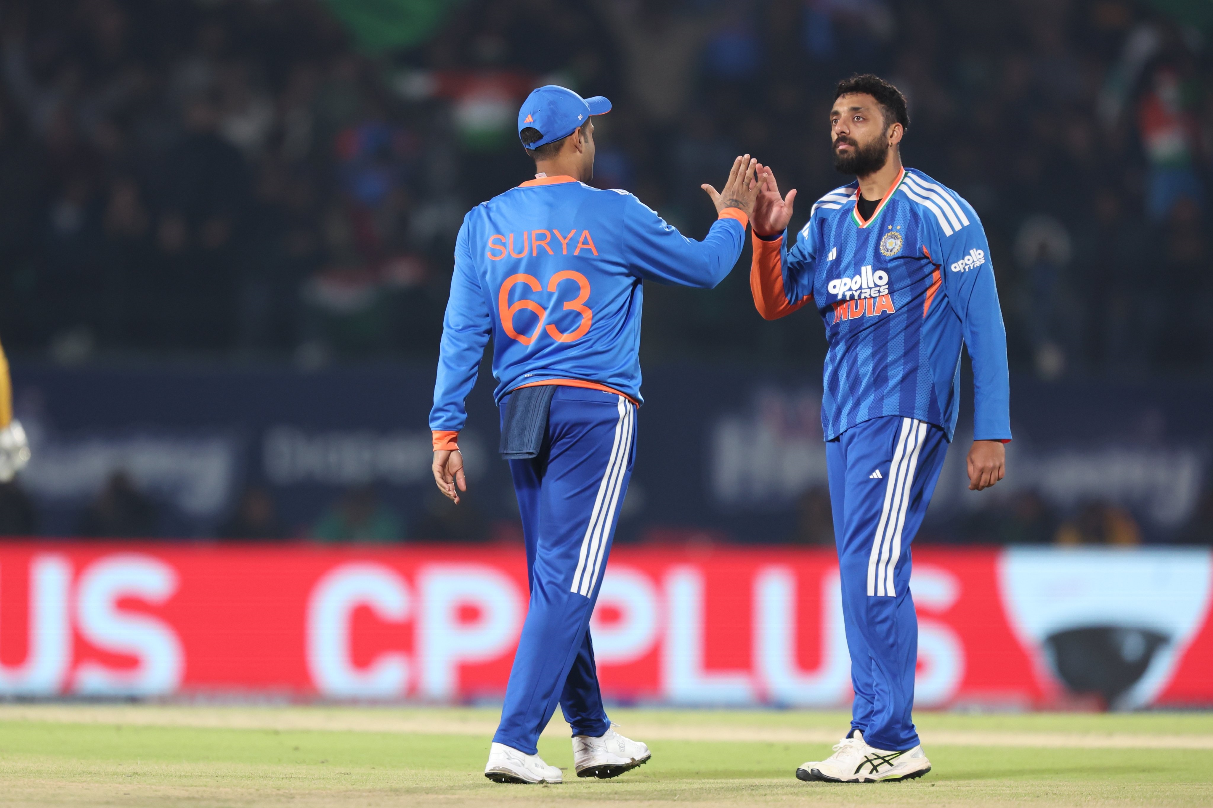 फरेरा का विकेट सेलिब्रेट करते चक्रवर्ती।