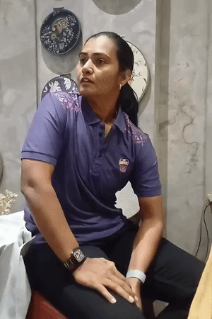 शिखा पांडेय लखनऊ में एक लिट्फेस्ट में शनिवार को पहुंची थीं।