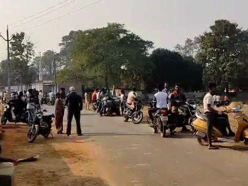 युवक की आवाज सुनकर मौके पर लोगों की भीड़ जमा हो गई।