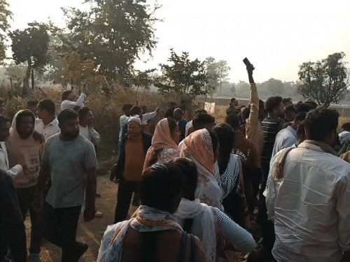 मौके पर बड़ी संख्या में ग्रामीण और बजरंग दल के कार्यकर्ता मौके पर पहुंचे।