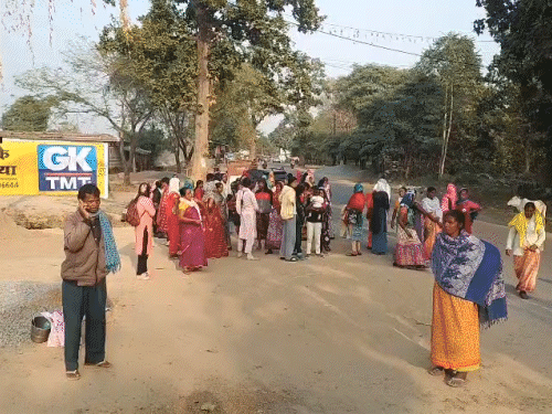 बवाल के बाद महिलाएं सड़कों पर नजर आई।