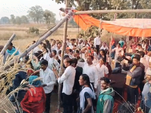 बड़ी संख्या में महिलाओं ने हिंदू संगठन का विरोध किया।