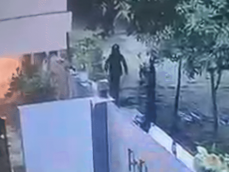 वारदात को अंजाम देने के बाद बदमाश बाउंड्री वॉल कूदकर भाग गए।