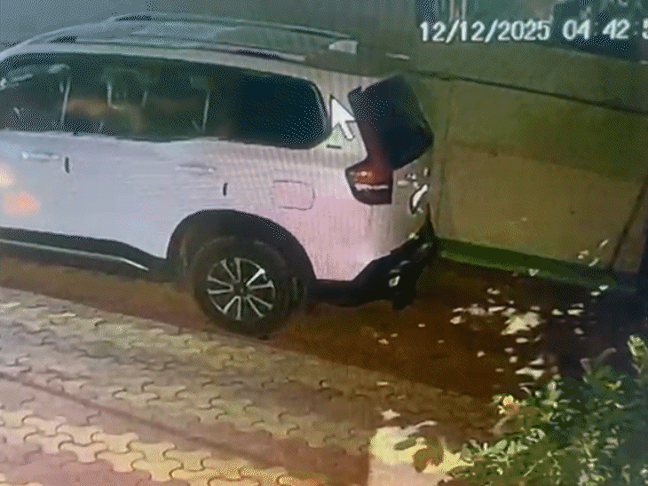 कार में पेट्रोल छिड़कने के बदमाश ने आग लगा दी और भाग निकला।