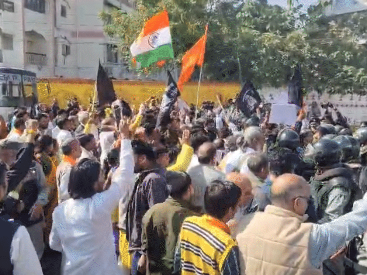 ब्राह्मण समाज के सदस्य भोपाल के रोशनपुरा चौराहे पर इकट्‌ठा हुए थे।