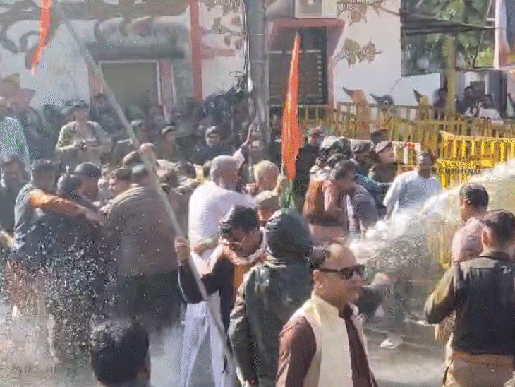 पुलिस को हालात काबू करने के लिए वॉटर कैनन चलानी पड़ी।