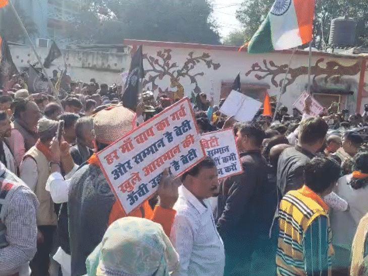 सरकार के खिलाफ नारेबाजी के बाद प्रदर्शनकारी आगे बढ़े।