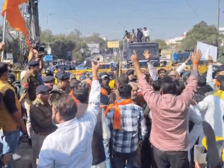 पुलिस ने बैरिकेडिंग कर उन्हें रोका तो धक्कामुक्की होने लगी।