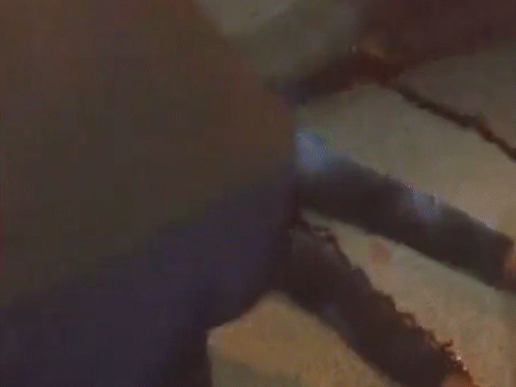 पुलिस ने स्थानीय लोगों की मदद से उन्हें निकाला।