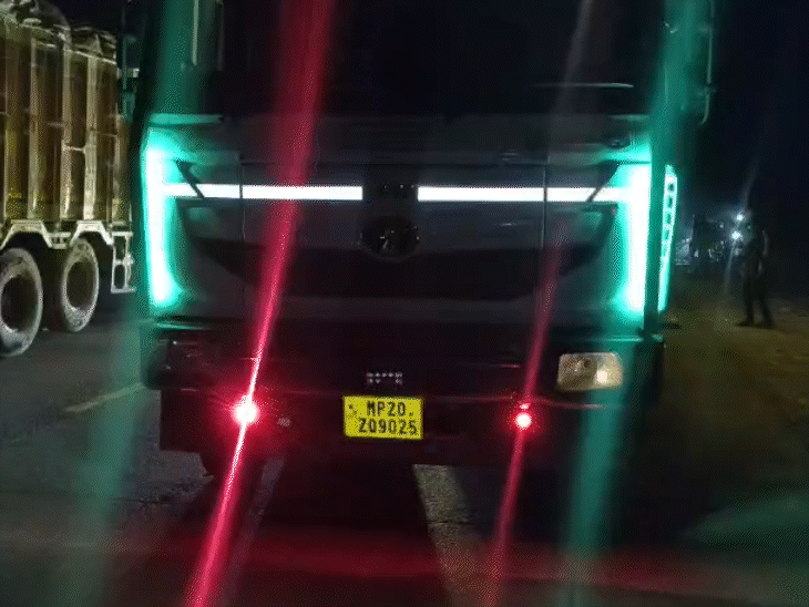 हादसे के बाद ट्रक चालक वाहन छोड़कर मौके से फरार हो गया।