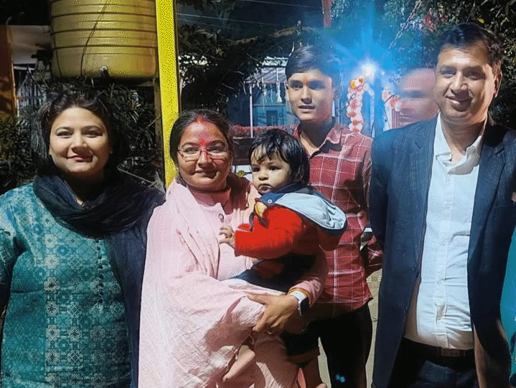 छोटी बहन प्रियंका और बहनोई शैलेंद्र सिंह भाई अनिल के साथ राज्यमंत्री प्रतिमा बागरी।