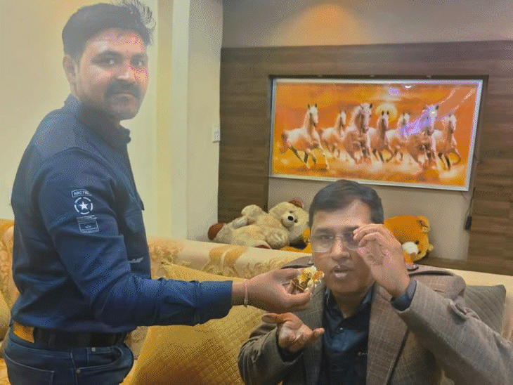 बहनोई शैलेंद्र के साथ अनिल बागरी। दूसरे फोटो में प्रियंका और शैलेंद्र।