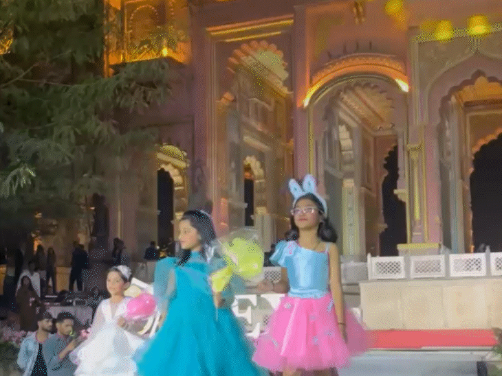 हर कलेक्शन में स्टोरीटेलिंग का प्रभाव नजर आया, जो राजस्थान की लोक परंपराओं, लोक कथाओं और ग्रामीण जीवन से प्रेरित था।