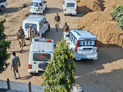 करीब 50 से ज्यादा पुलिस अधिकारी और जवान रेड करने पहुंचे।