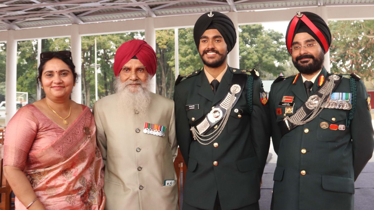 लेफ्टिनेंट हरमनमीत सिंह अपने परिवार के साथ।