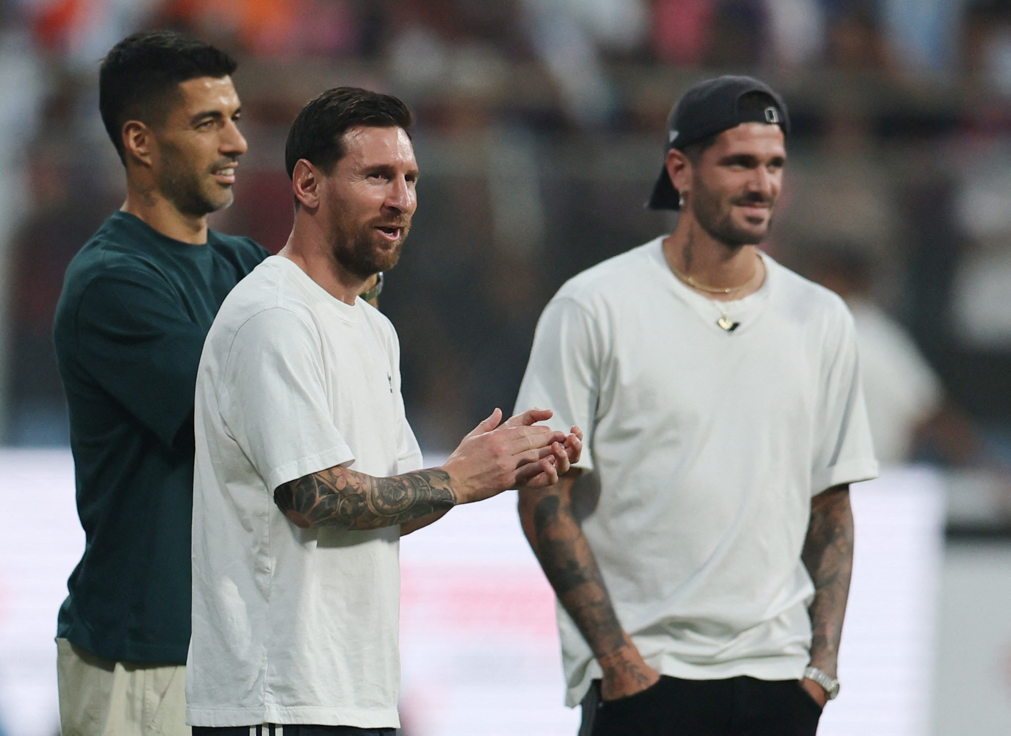 स्टेडियम में दर्शकों को देखते मेसी, सुआरेज और डी पॉल।